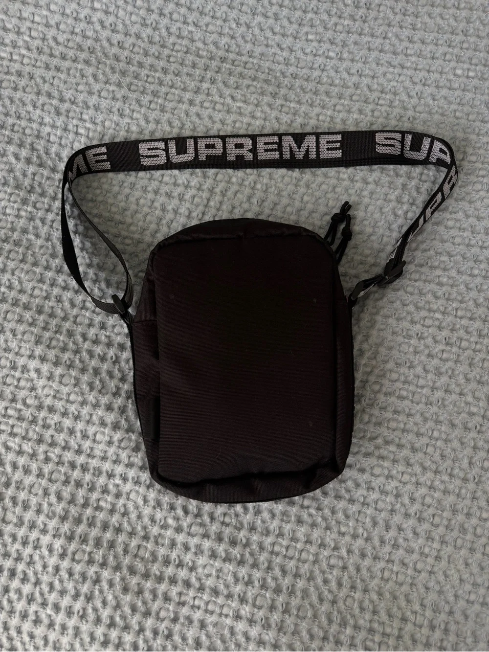 Supreme compact black